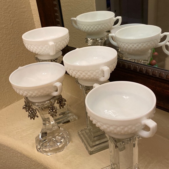Other - Lot of 4 vintage milk glass bowls with handles - Size 4 1/2” x 2 3/8”